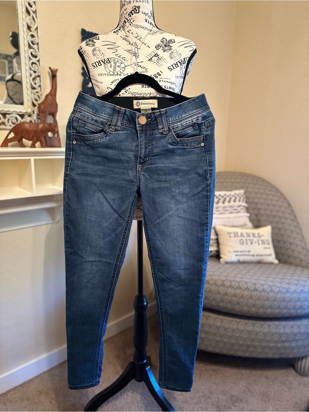 Democracy Women's Skinny Jeans in Dark Blue Wash - size 2
DA018